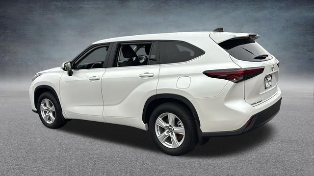Used 2025 Pearl Toyota LE image 5