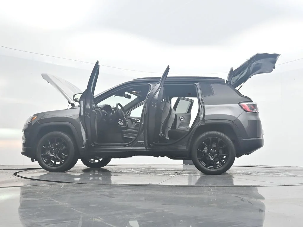 Used 2024  Jeep Latitude image 43