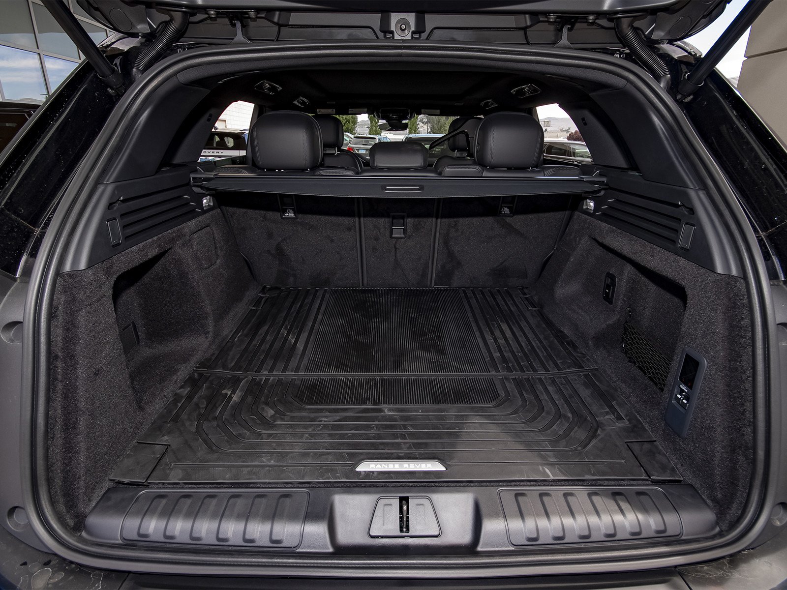 New 2026 Santorini Black Land Rover SE image 49