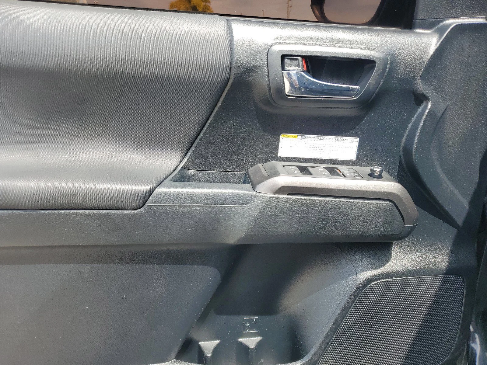 Used 2016  Toyota  image 18