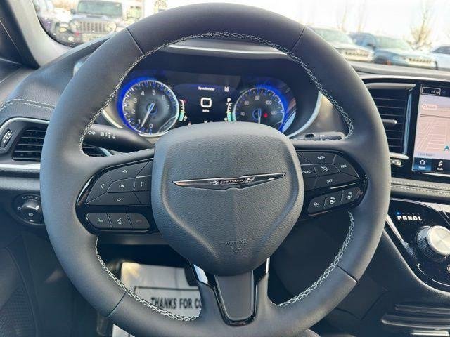 New 2026 Silver Mist Clear-Coat Exterior Paint Chrysler Select image 16