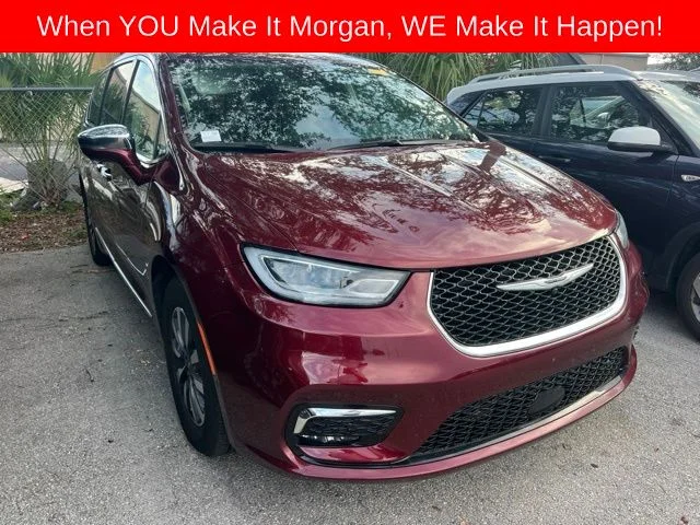 Used 2022 Red Chrysler Limited image 5