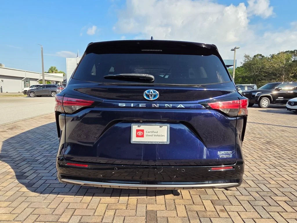 Used 2021  Toyota Limited image 10
