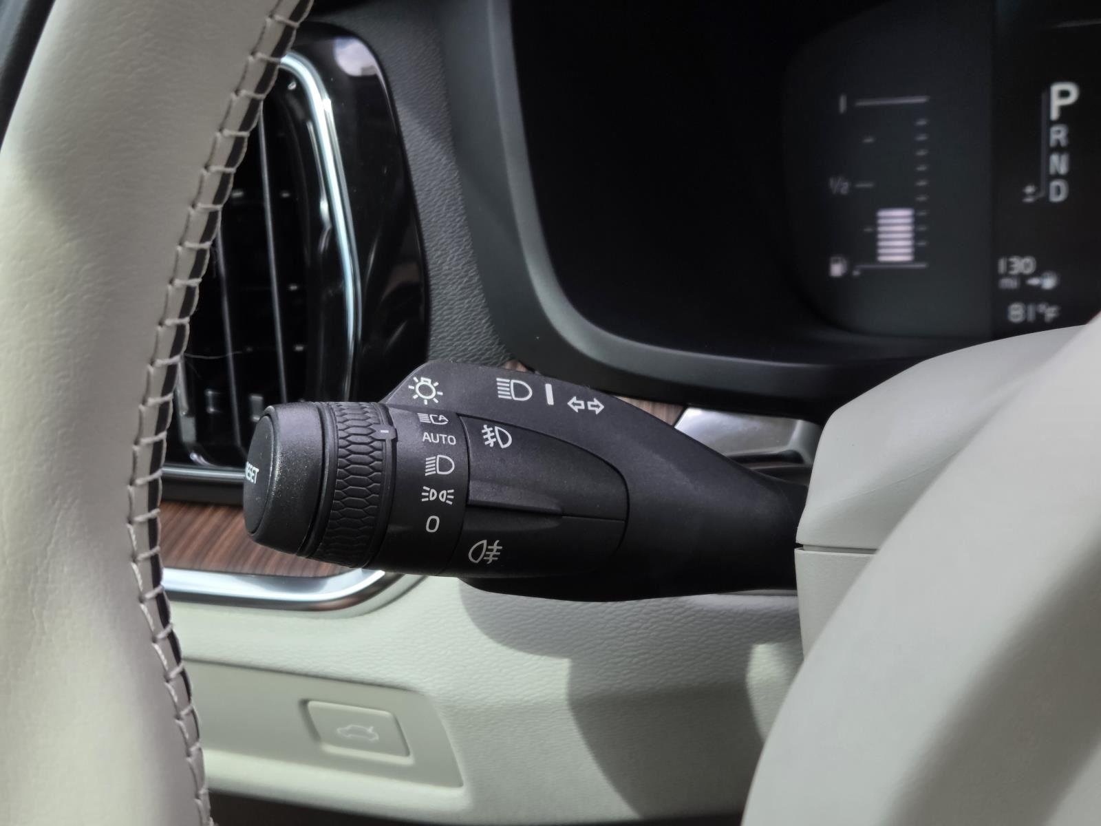 Used 2019 Crystal White Pearl Metallic Volvo Momentum image 22