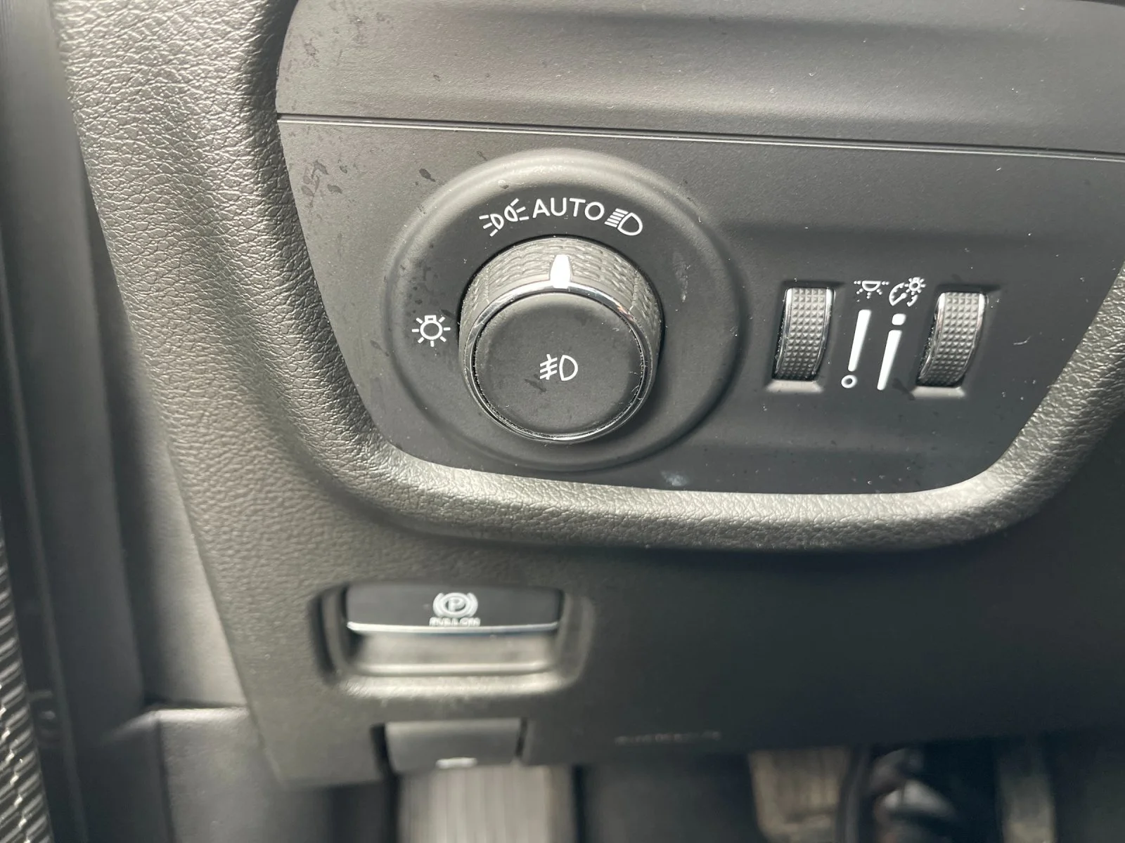 Used 2023  Jeep Limited image 33
