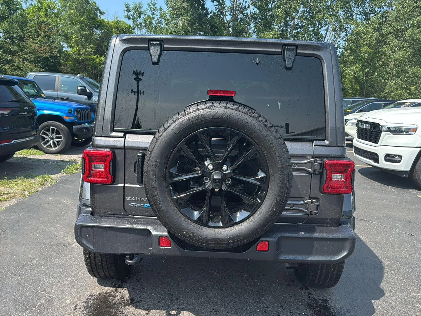 Used 2025 Granite Crystal Metallic Clearcoat Jeep Sahara image 12