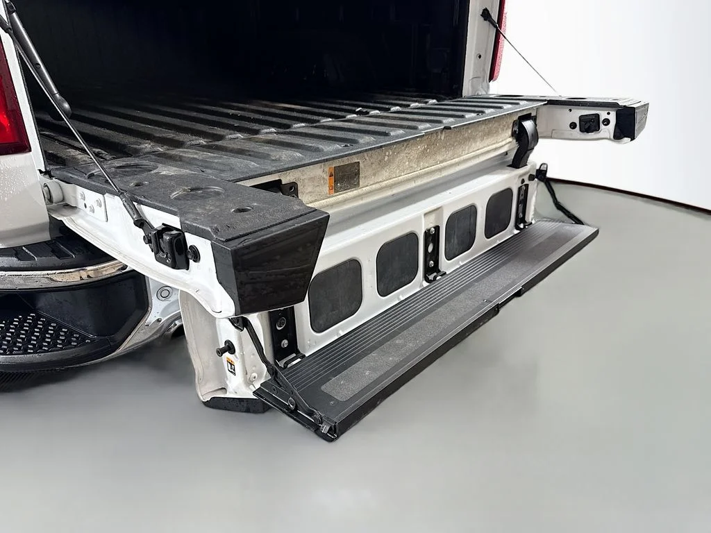 Used 2022 White Chevrolet LTZ image 33
