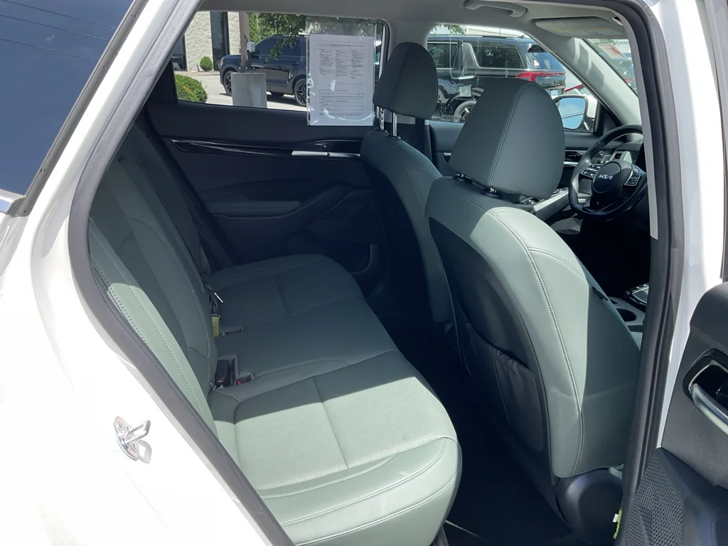 Used 2024 Snow White Pearl Kia SX image 13