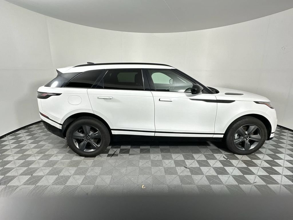 Used 2025  Land Rover Dynamic SE image 19
