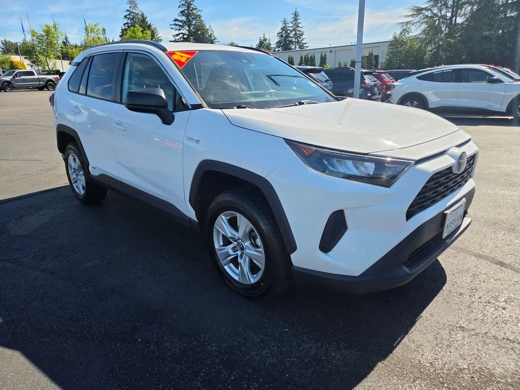 Used 2021 White Toyota LE image 10