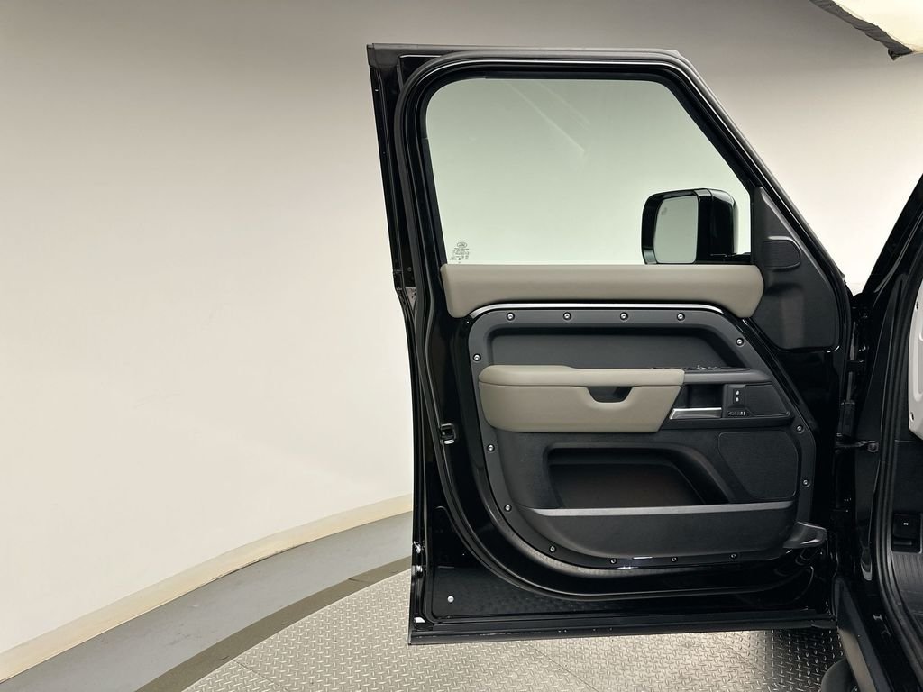 New 2026 Santorini Black Land Rover X-Dynamic SE image 9