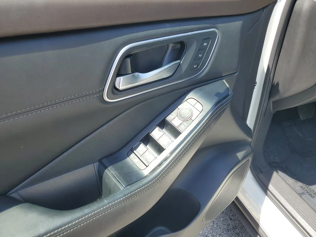 Used 2023 White Nissan Platinum image 20