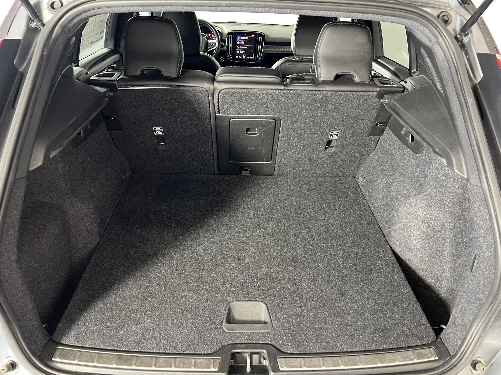 Used 2019 Gy Volvo R-Design image 28