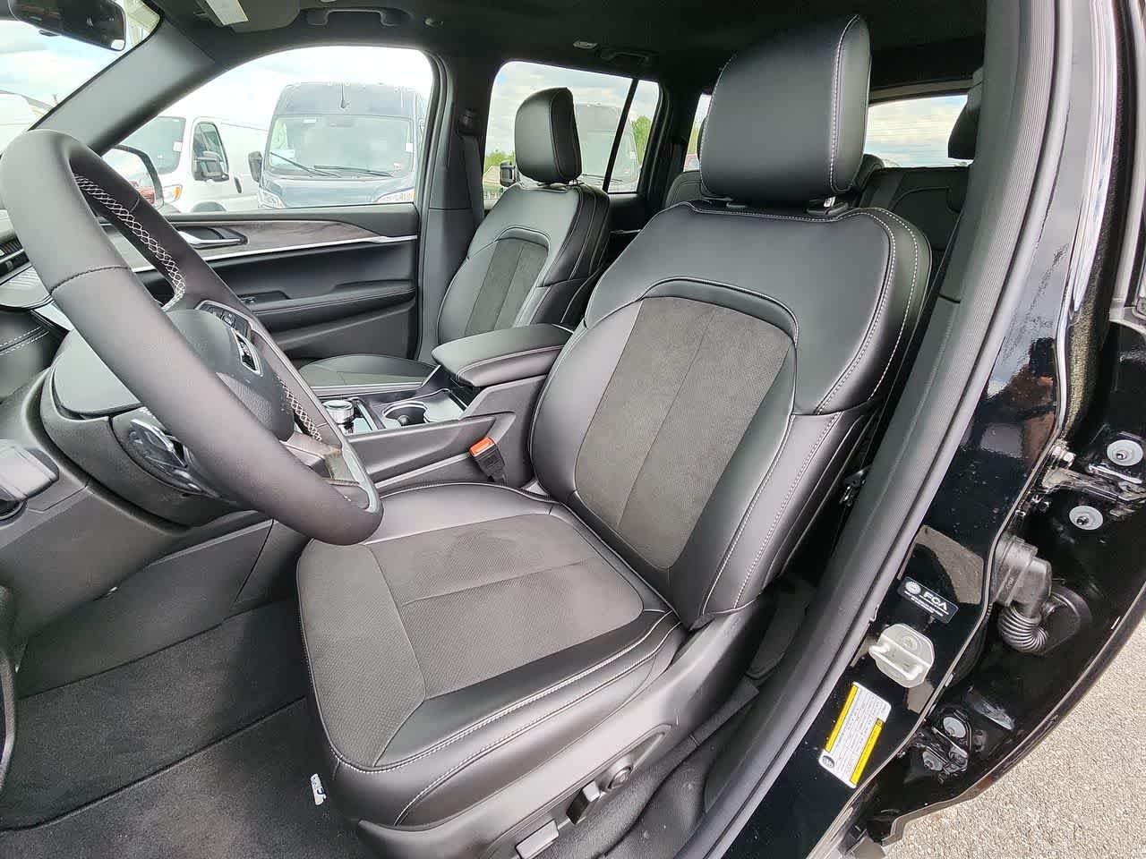 New 2026 Diamond Black Crystal Pearlcoat Jeep Laredo Altitude image 13
