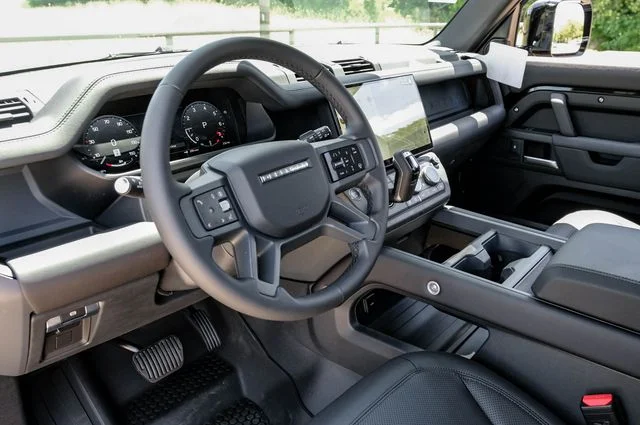 New 2026 Santorini Black Land Rover X-Dynamic SE image 3