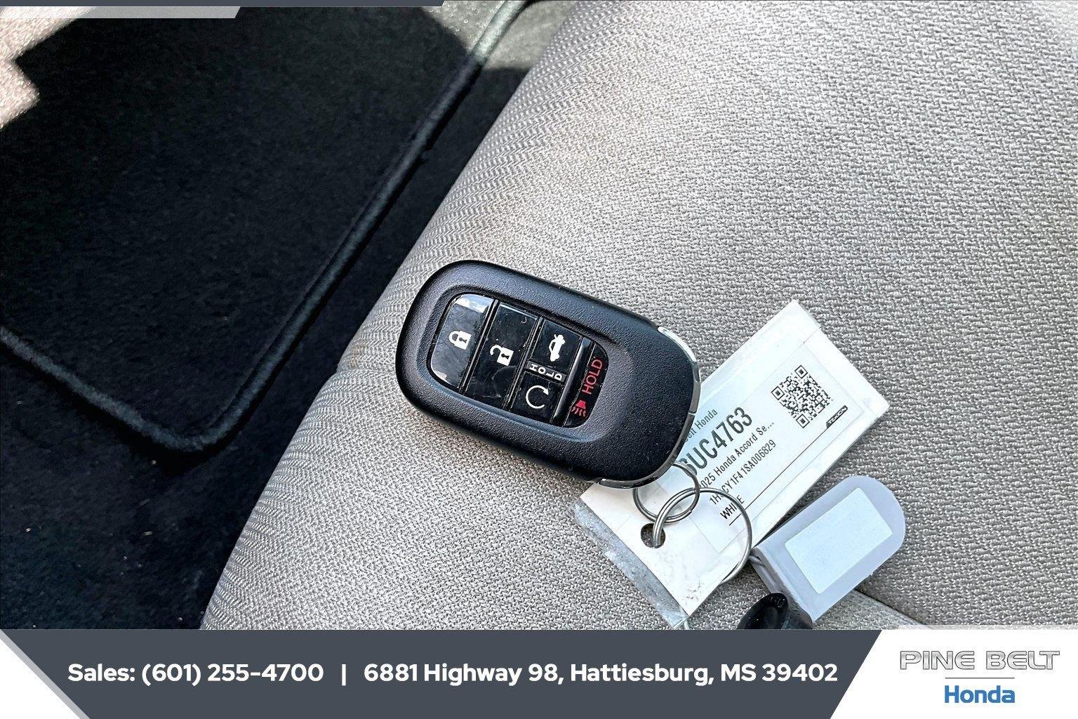 Used 2025 Platinum White Pearl Honda SE image 9