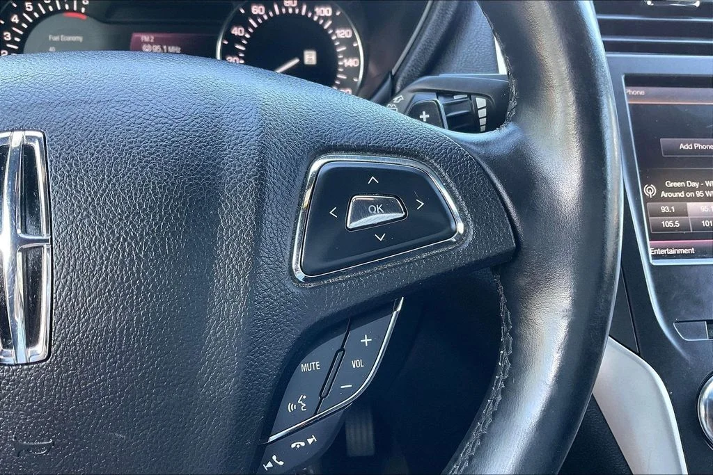 Used 2015 Silver Lincoln Base image 18