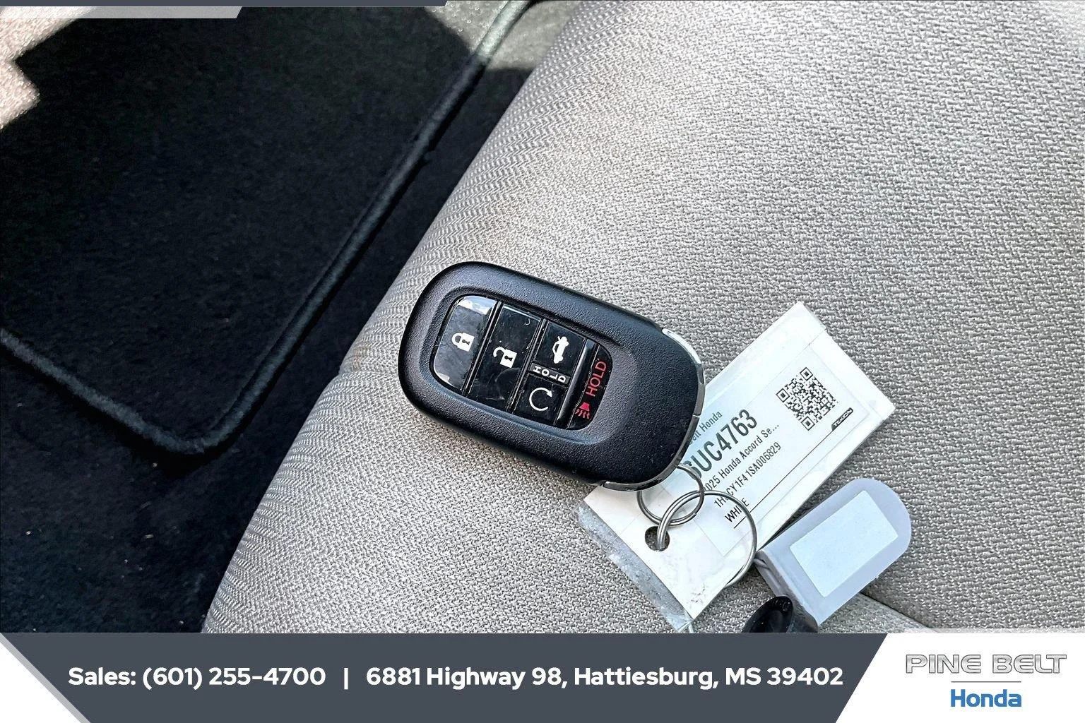 Used 2025 Platinum White Pearl Honda SE image 9