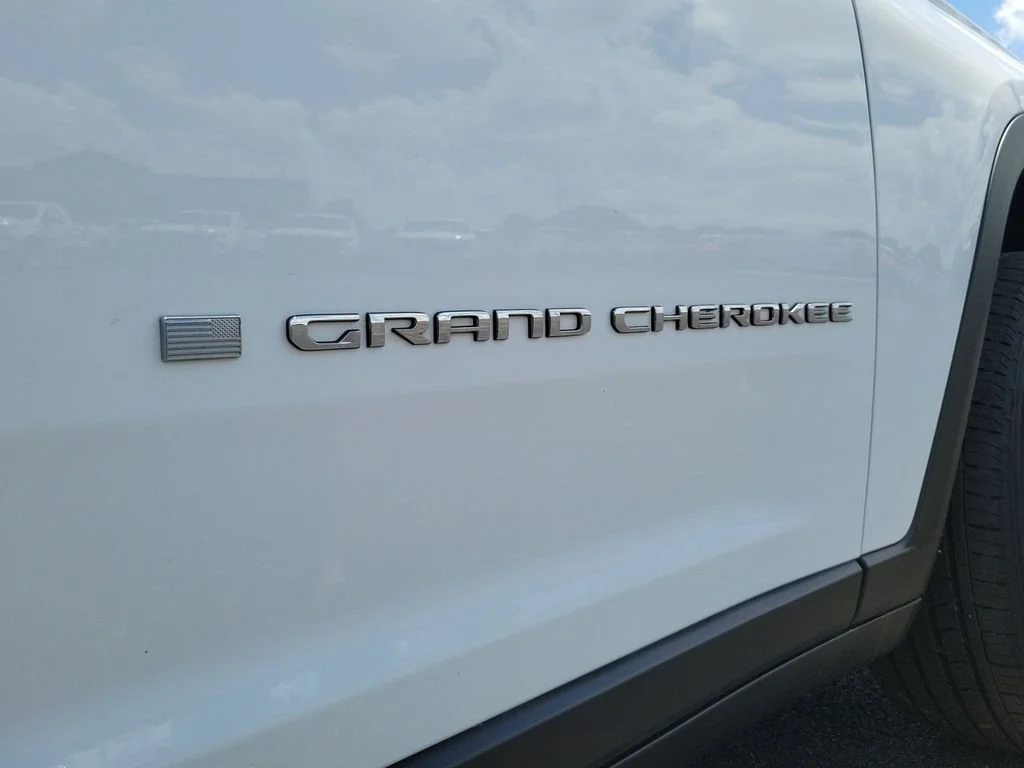Used 2023 White Jeep Limited 4x4 image 32