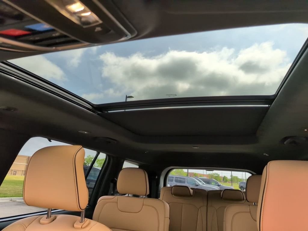 New 2026 White/off-white Jeep Summit image 27
