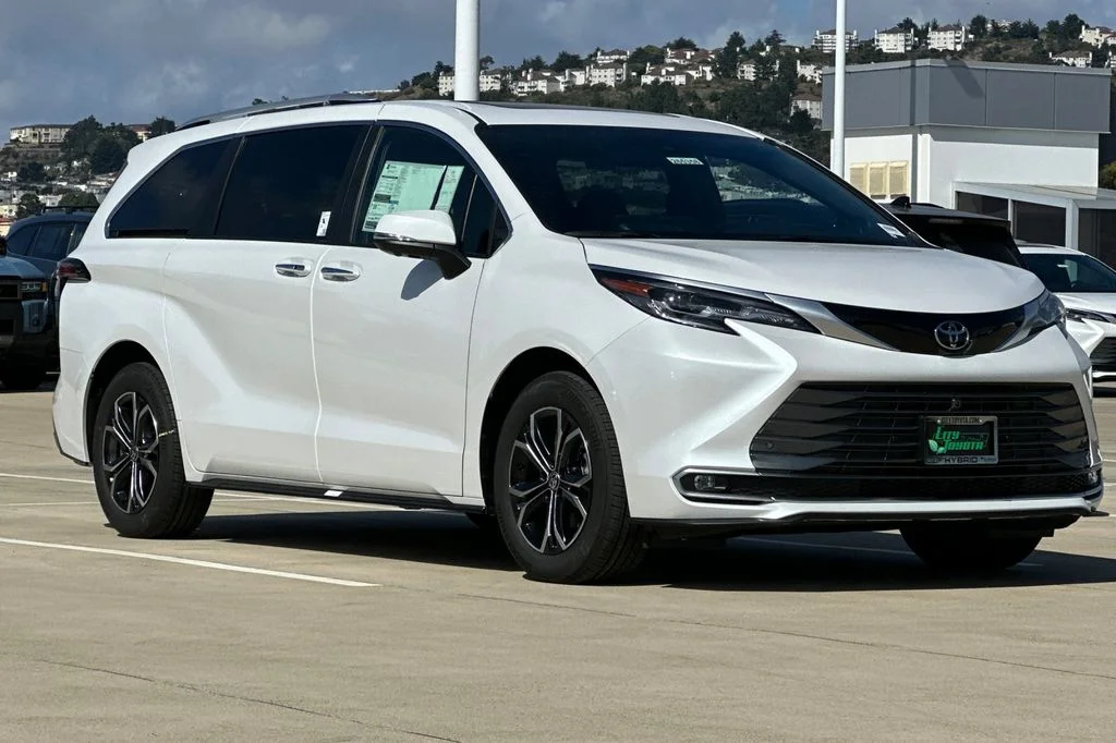 New 2026 Wind Chill Pearl <sup>1</sup> Toyota  Platinum image 2
