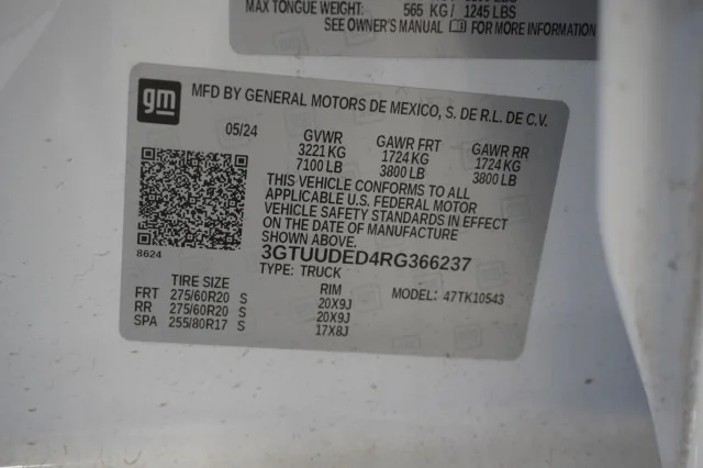 Used 2024 INTERSTELLAR WHITE GMC SLT image 39