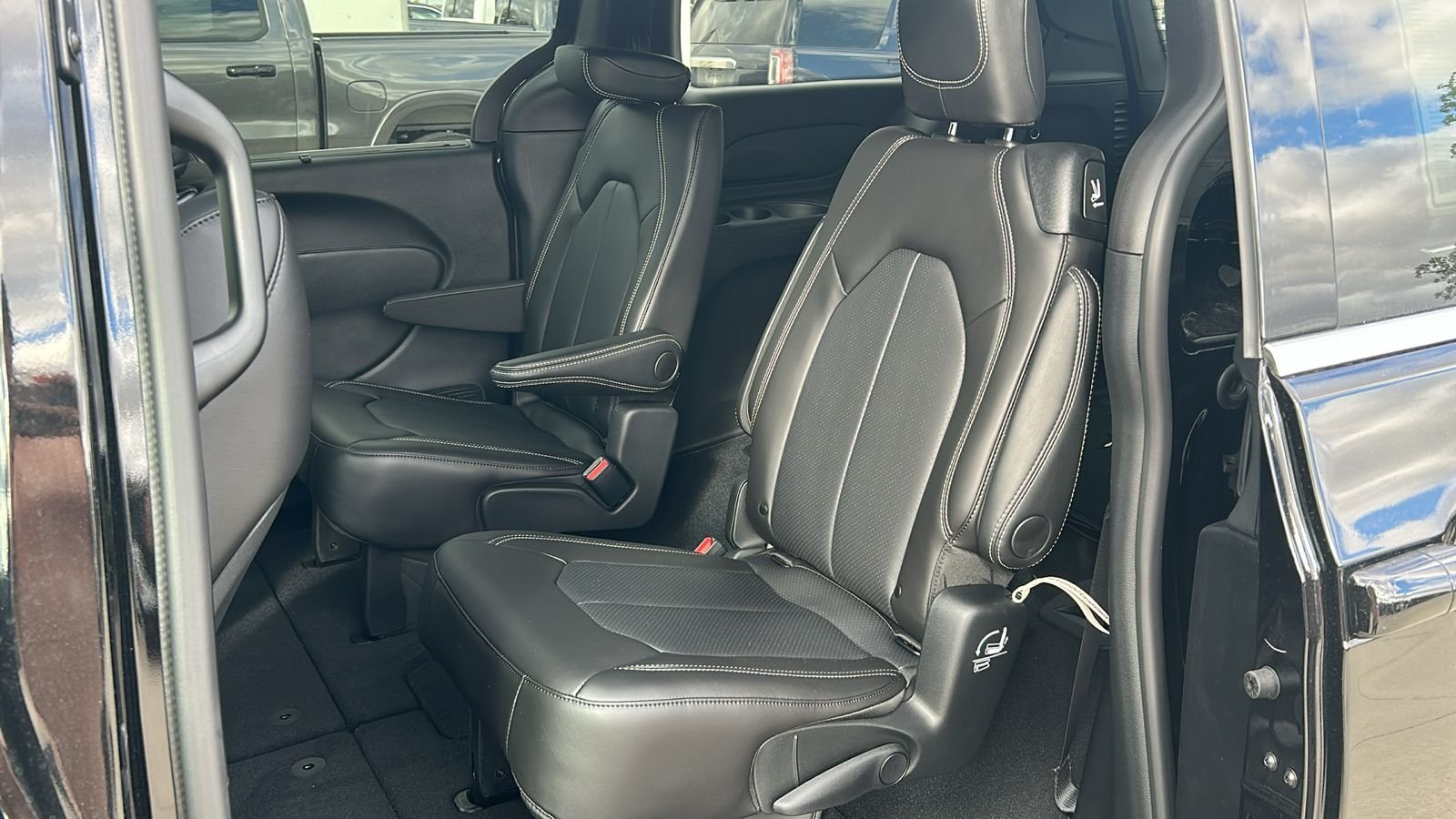 New 2026 Diamond Black Crystal Pearl-Coat Exterior Paint Chrysler LX image 30
