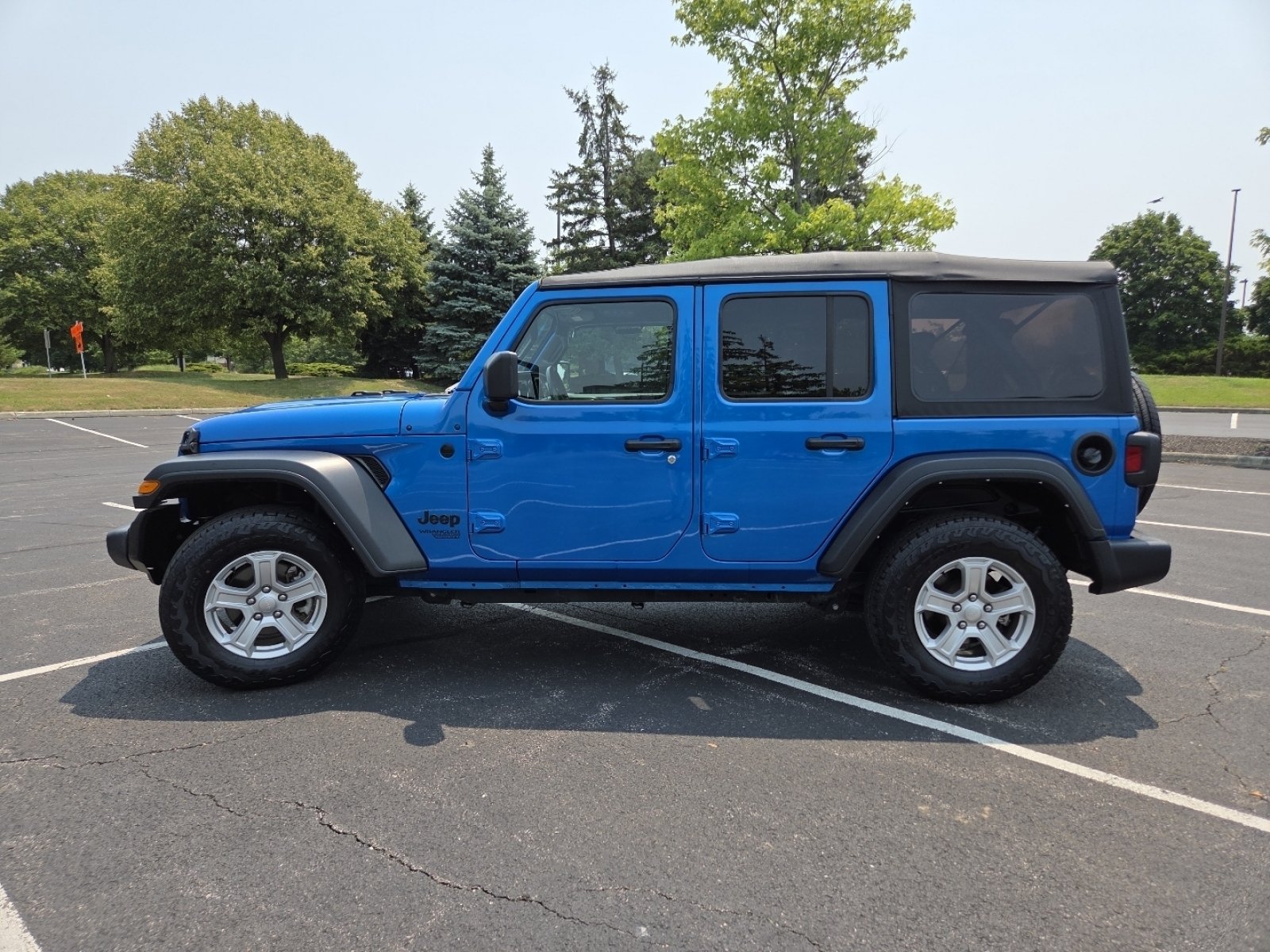Used 2021 Blue Pearl Jeep Unlimited Sport S image 18