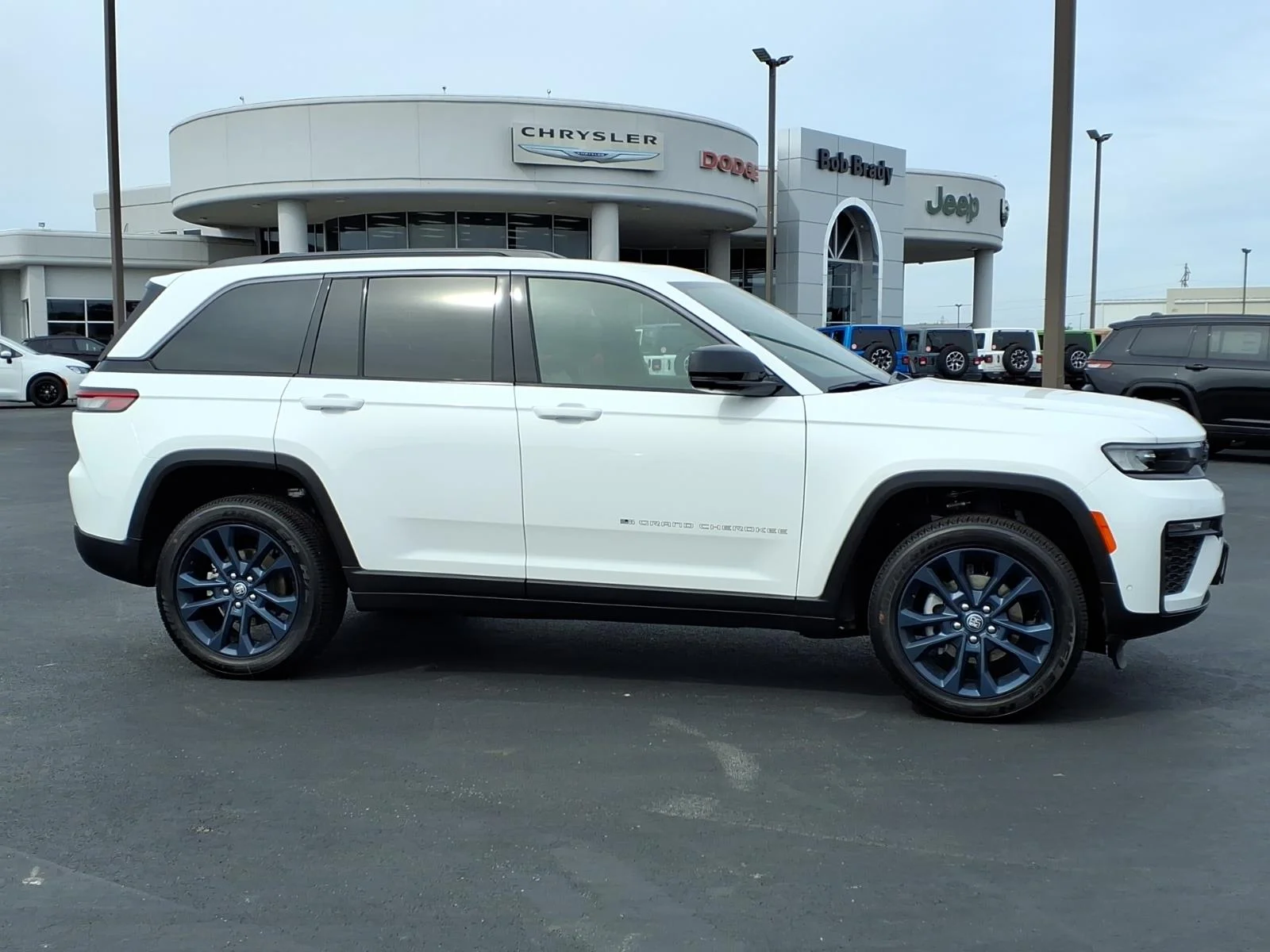 New 2026 Bright White Clear-Coat Exterior Paint Jeep 85th Anniversary Edition image 2