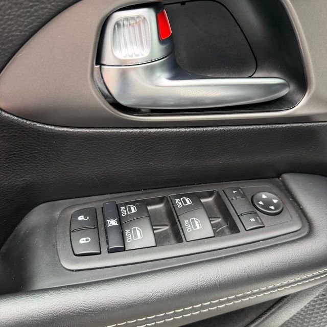 Used 2025  Chrysler Select image 15