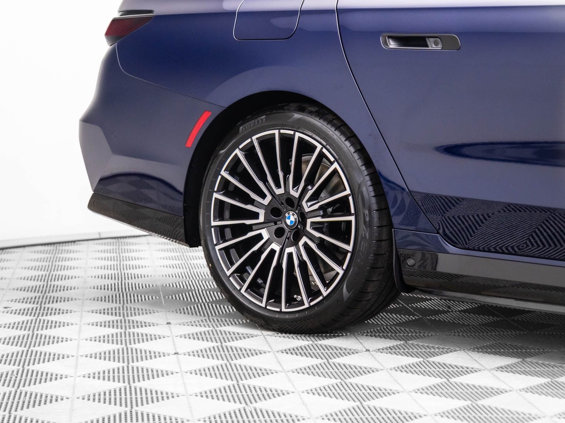 New 2026 Tanzanite Blue II Metallic BMW 750e xDrive image 40