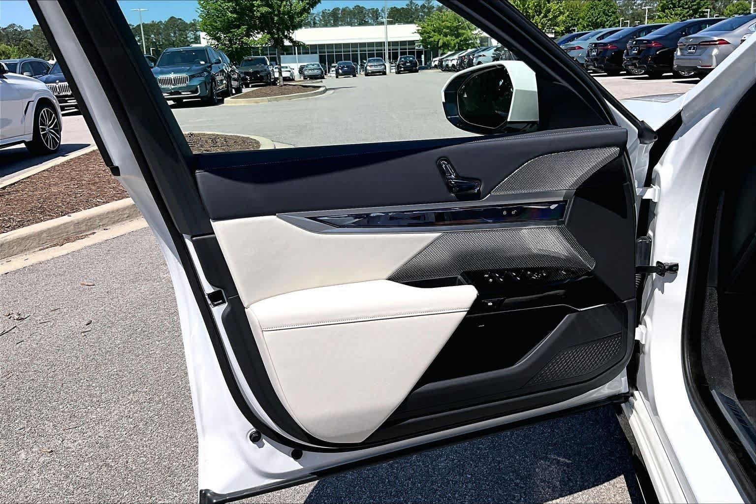 2025 BMW 7 Series 750e - Photo 23