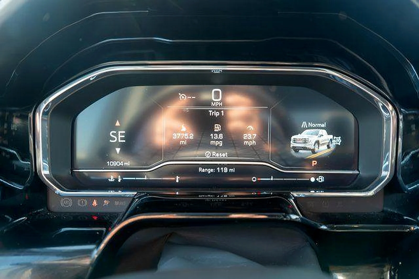 Used 2025 Summit White GMC Elevation image 20