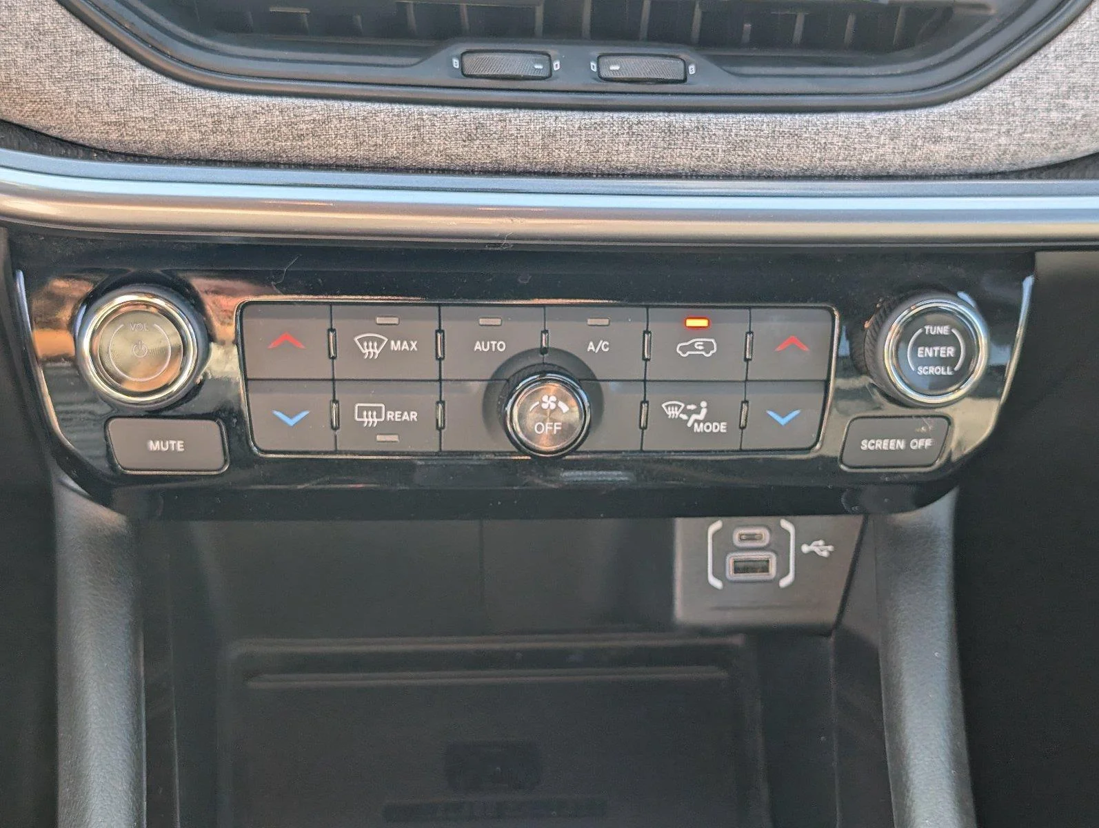 Used 2025 Bright White Clearcoat Jeep Latitude image 23