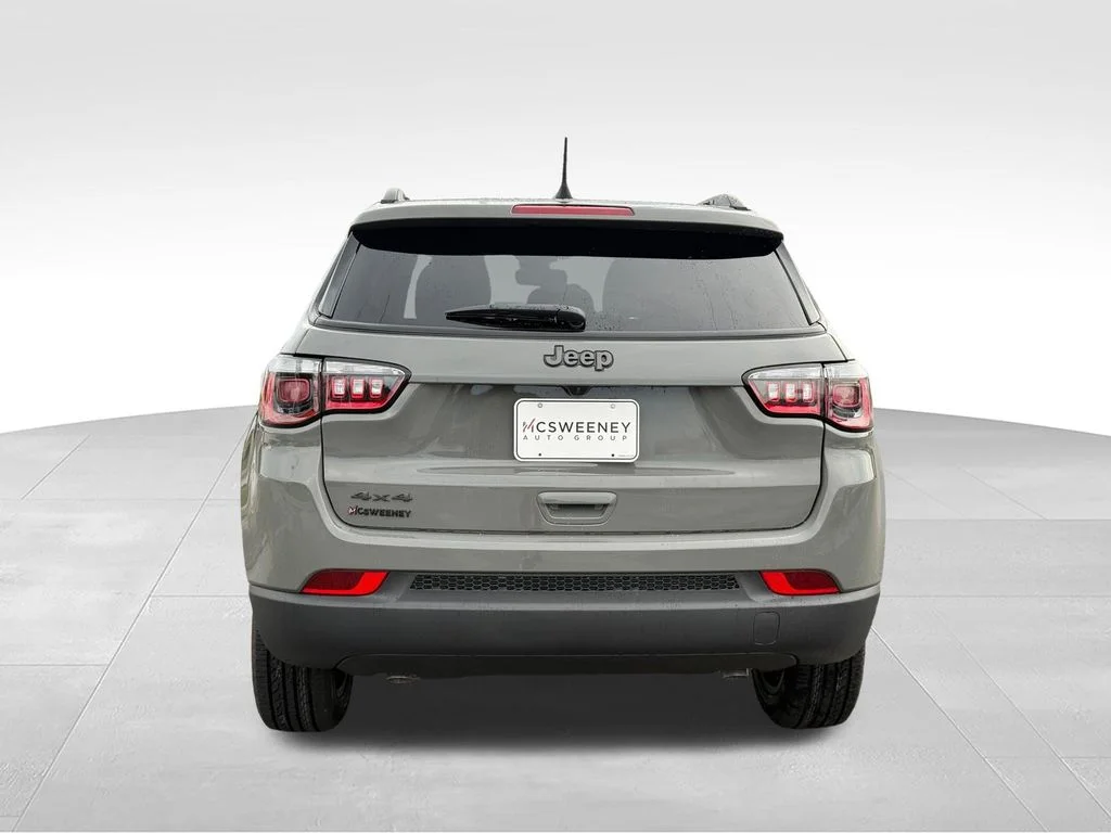 New 2026 Sting-Gray Clearcoat Jeep Latitude image 28