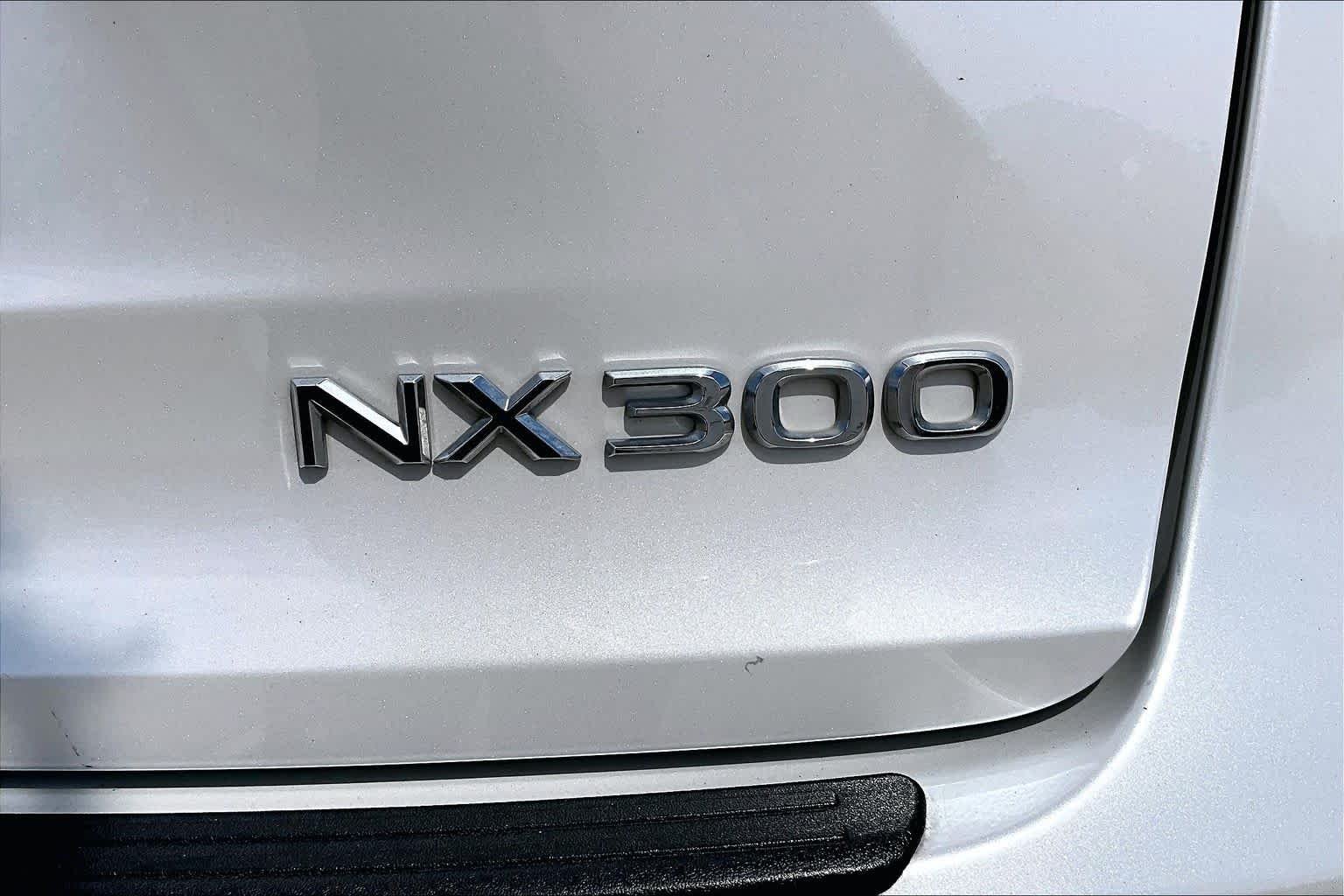Used 2021 Eminent White Pearl Lexus  image 10