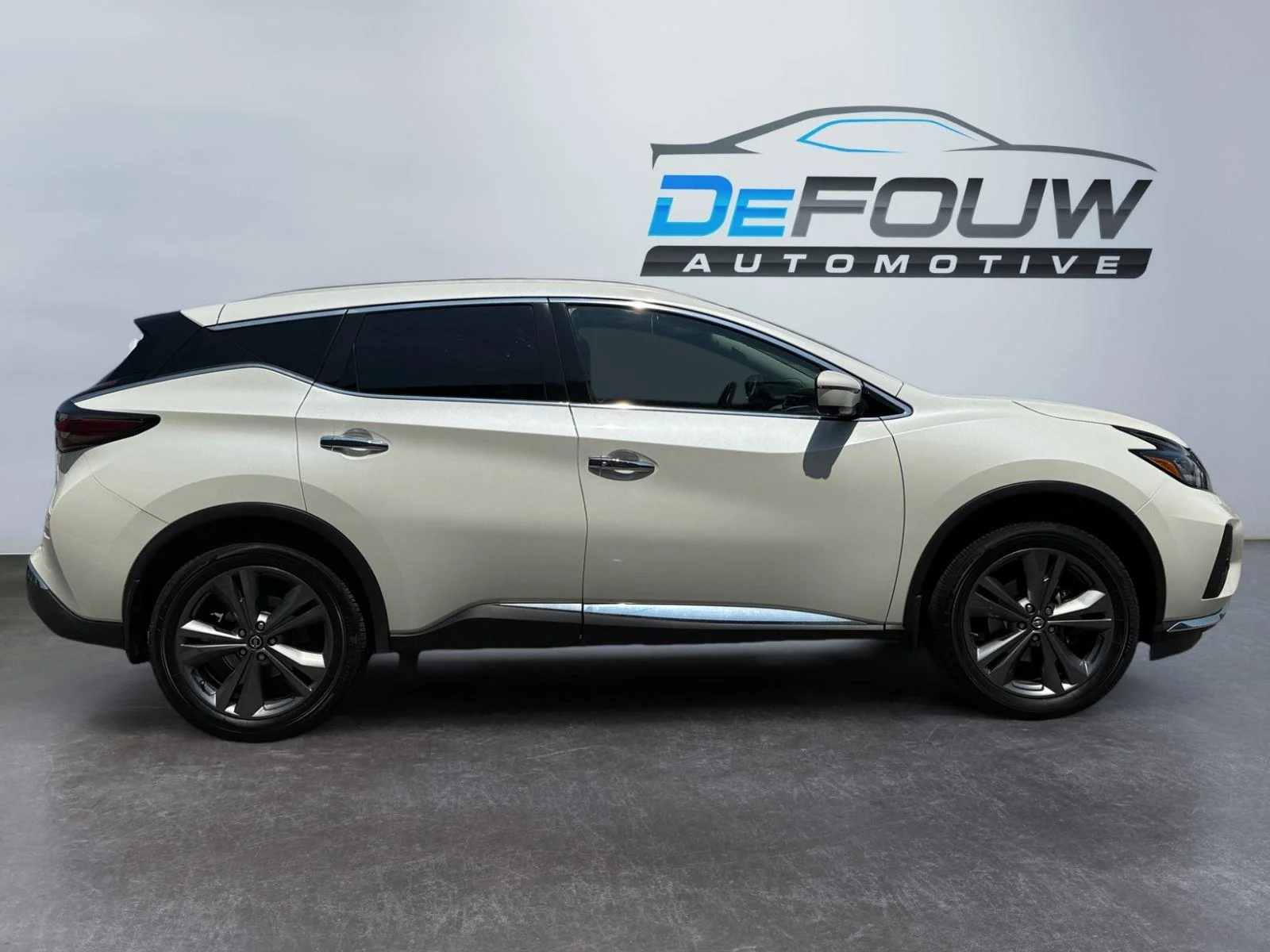 Used 2022 WHIE Nissan Platinum image 2