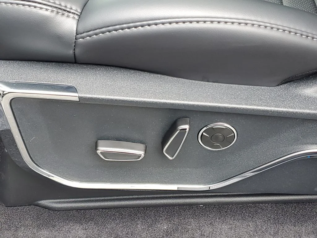 New 2026 Star White Metallic Tri-Coat Ford Platinum® image 7