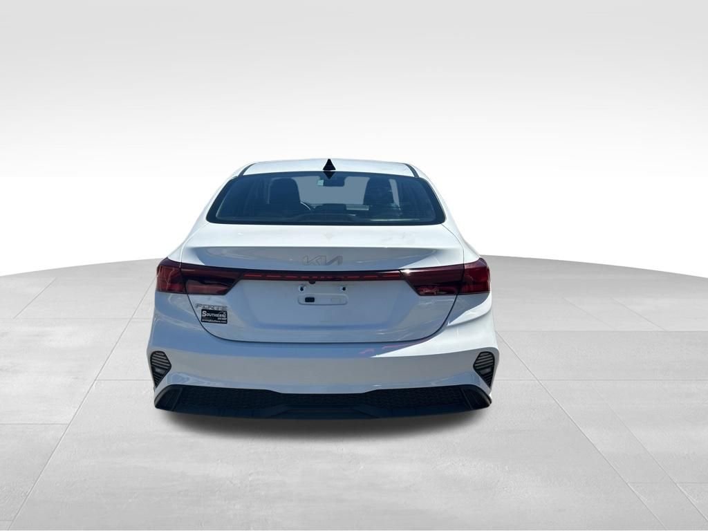 Used 2023 White Kia LXS image 5