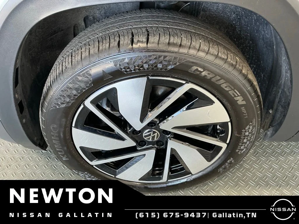 Used 2025 White Volkswagen 2.0T SE w/Technology image 63