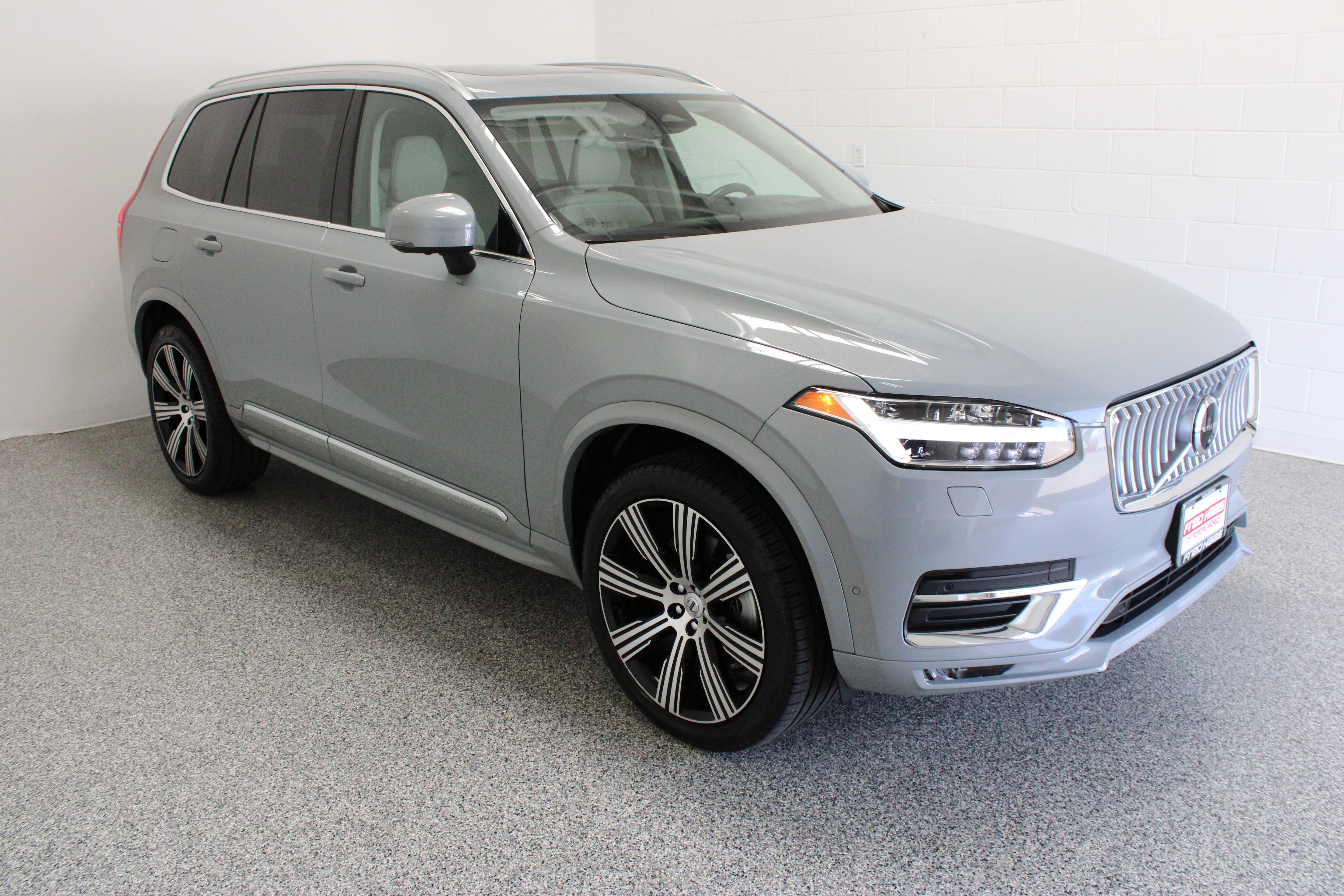 Used 2025 Vapour Grey Metallic Volvo Ultra 2.0T/Electric image 4