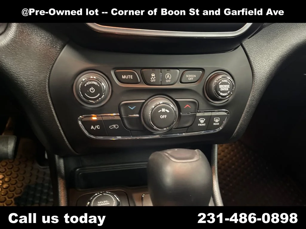 Used 2019 Blue Jeep Latitude Plus image 19