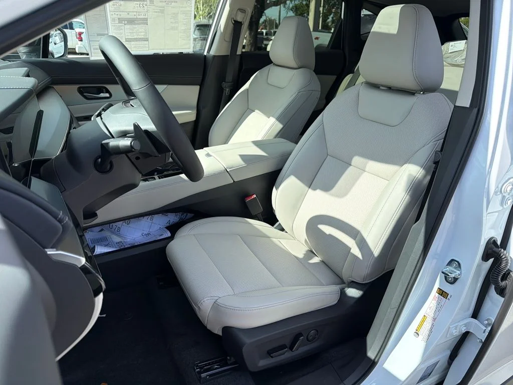 New 2026 White Nissan SL image 31