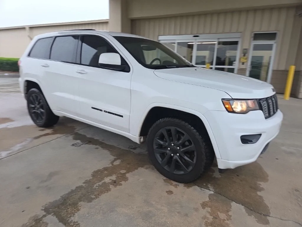 Used 2019 White/off-white Jeep Altitude image 8