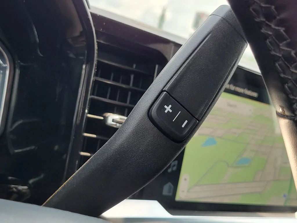 Used 2025 Summit White Chevrolet LT image 30