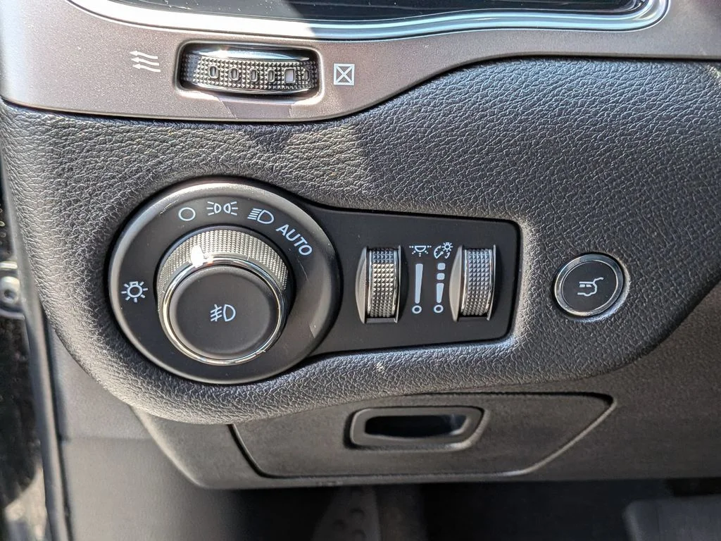 Used 2021 Black Jeep Latitude Lux image 15