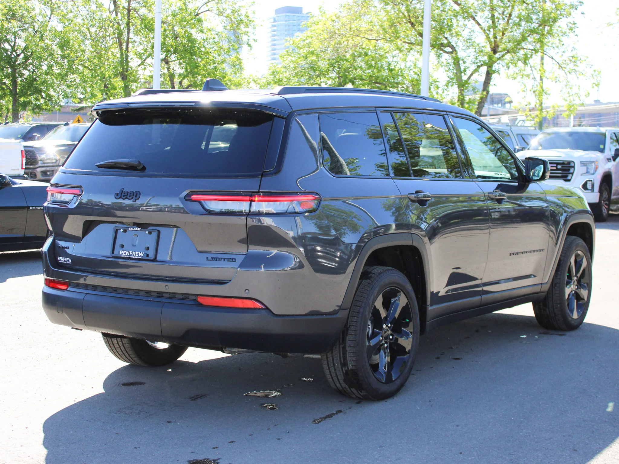 Certified Used 2025 Grey Jeep Limited * V6 | Trailer Tow Package  | Adaptive Cruise | Heated Seats image 15