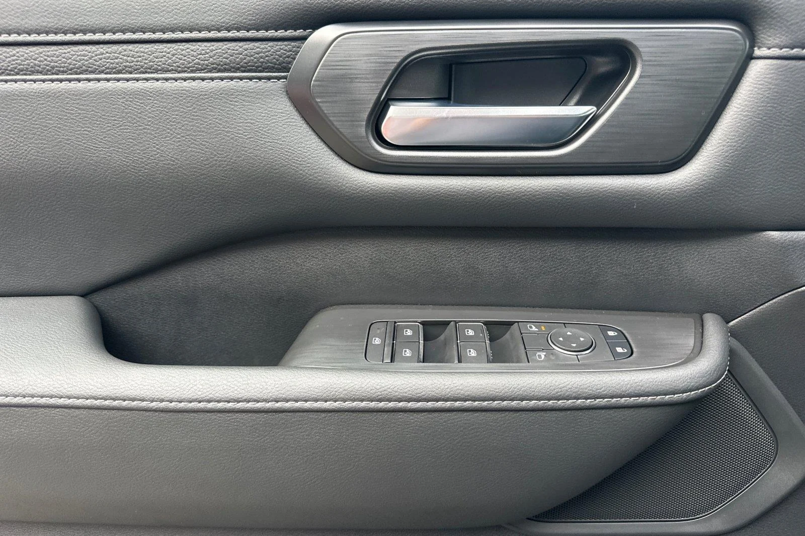 2026 Nissan Armada SV - Photo 10