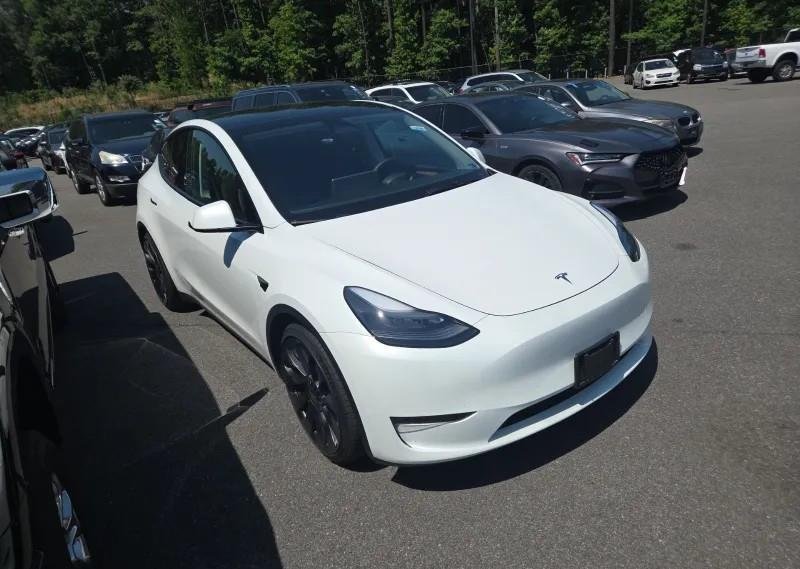 Used 2023  Tesla Performance image 2