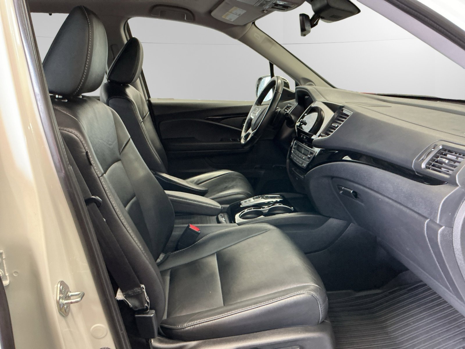 Used 2019 White Honda Touring 8-Passenger image 15